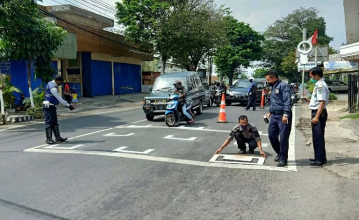 Cegah Penyebaran Covid-19 di Jalan Raya, Polres - Dishub Batu Buat Marka Physical Distancing