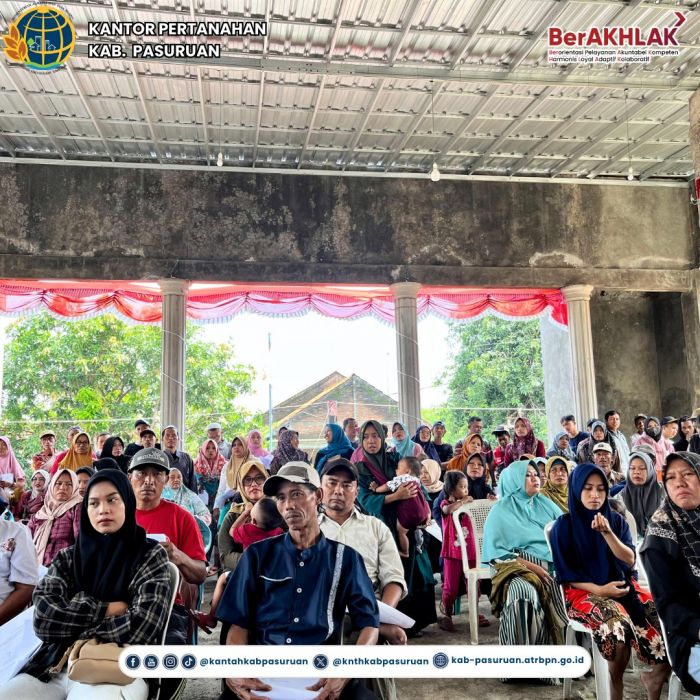 Kantah Pasuruan Serahkan Sertifikat Tanah PTSL ke Warga Desa Karangjatianyar