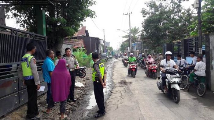 Terpeleset di Jalan Raya Pepe Sedati, Ibu Setengah Baya Tewas Tertabrak Mobil
