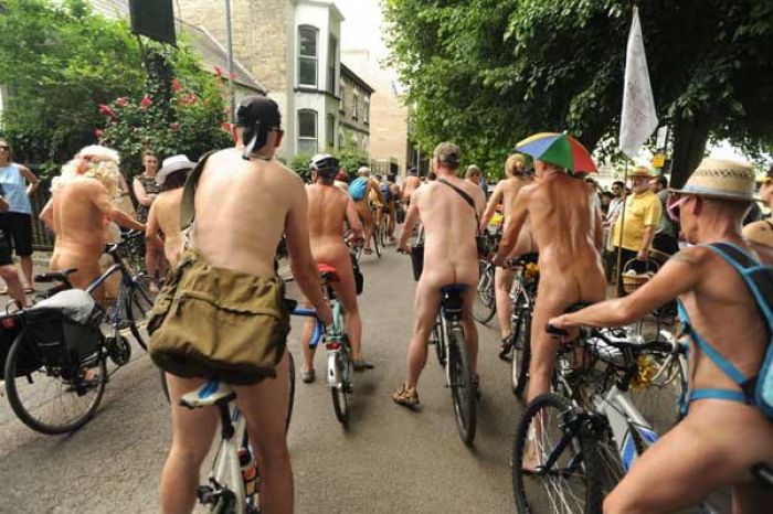Telanjang Bulat Lonjong Ngglambir di World Naked Bike Ride, Mau?