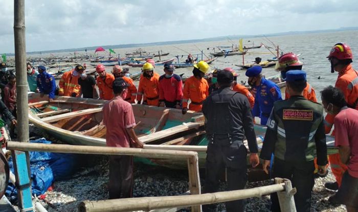 Diterjang Rob, Ditpolair Polda Jatim Bantu Evakuasi Masyarakat di Pesisir Pantai Surabaya Timur