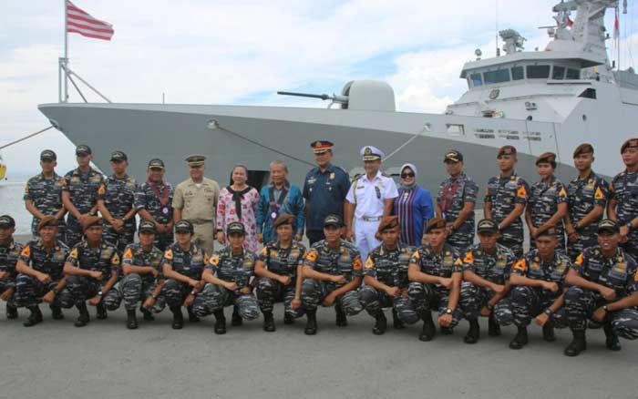 Dua Kapal Perang Satgas Port Visit 2017 Disambut Meriah di Filipina
