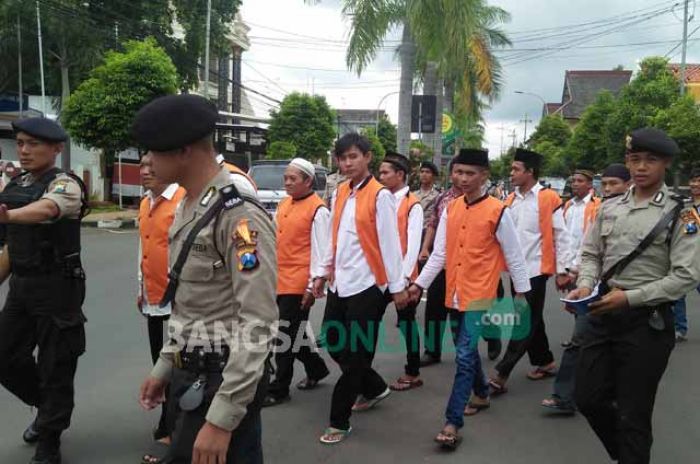 Mobil Mogok, Puluhan Napi Jalan Kaki dari PN Tuban Menuju Lapas