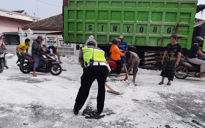 Adu Moncong Dum Truk di Tuban, Muatan Pedel Penuhi Badan Jalan