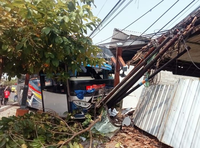 Truk Boks Tabrak Bus Sumber Selamat Parkir di Madiun, Sopir Tewas Terjepit