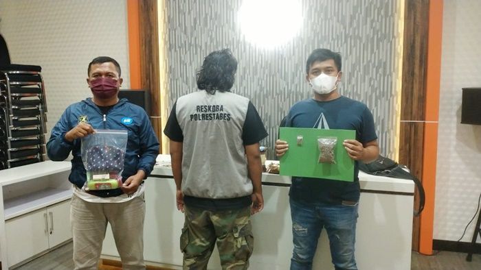 Ngganja di Rumah, Pria Lulusan S1 Warga Dupak Bandarejo Surabaya Dicokok Polisi