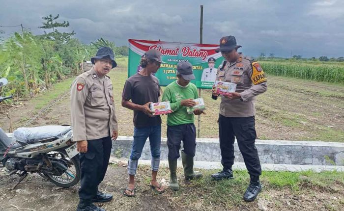 Polsek Balongbendo Serahkan Pupuk untuk Jagung ke Masyarakat