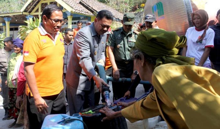 Pemkab Mojokerto Serahkan Bantuan Air Bersih ke Desa Duyung Trawas dan Desa Kunjorowesi Ngoro