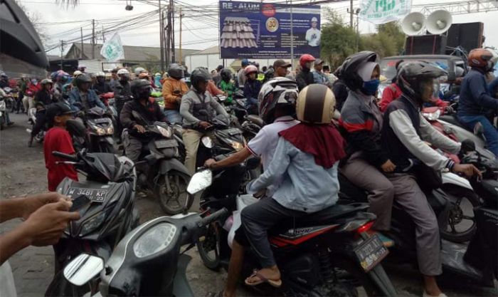 Protes Bau Tak Sedap, Ribuan Warga Manyar Demo PT. Cargil Indonesia 