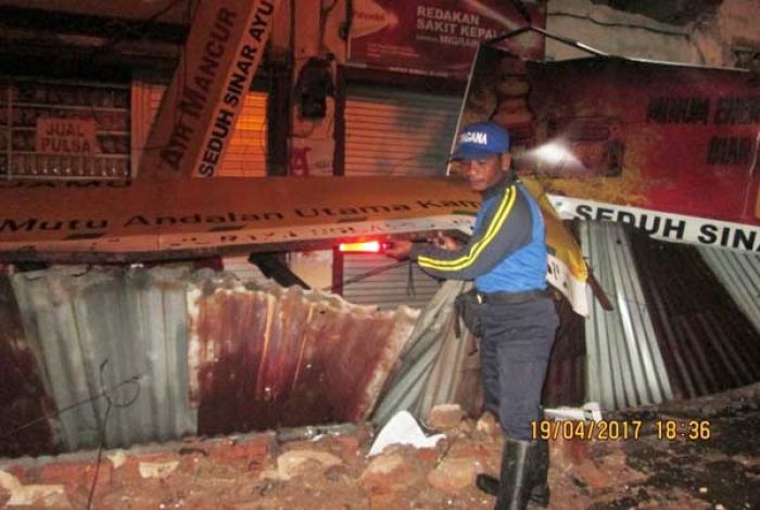 Hujan Deras, Ruko Pasar Nglames Madiun Ambruk Hujan Deras, Ruko Pasar Nglames Madiun Ambruk