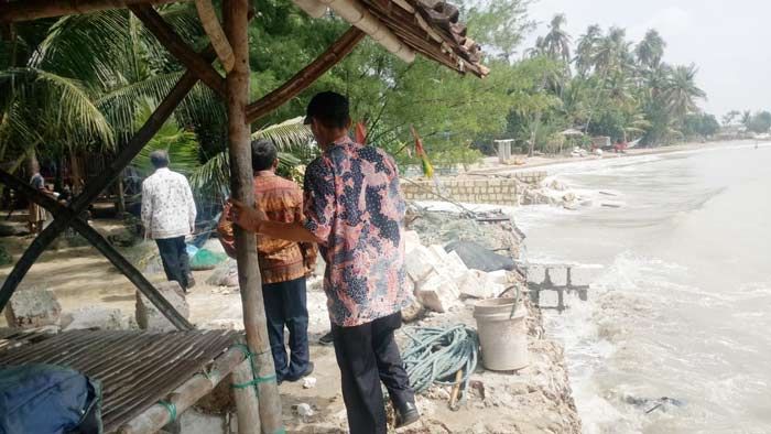 Gelombang Tinggi Rusak Fasilitas di Wisata Pantai Kelapa Tuban