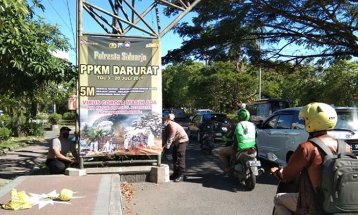 Sebar Sosialisasi PPKM Darurat, Polresta Sidoarjo Pasang Banner di Berbagai Sarana Publik