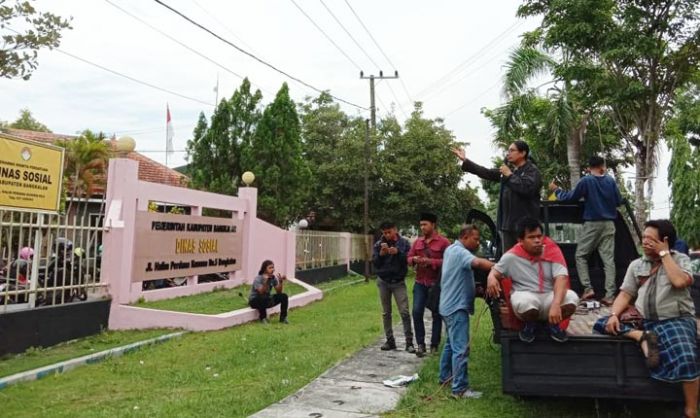 Tuding PKH Tidak Tepat Sasaran, Sejumlah Warga Demo Dinsos Bangkalan