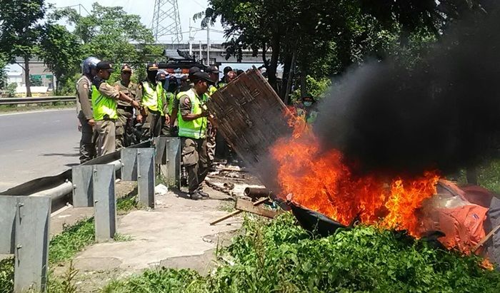 Ratusan Petugas Gabungan Tertibkan Bangli di Arteri Porong Sidoarjo