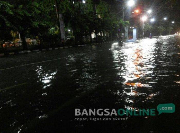 Diguyur Hujan Deras, Jalan Protokol Sidoarjo Terendam Banjir