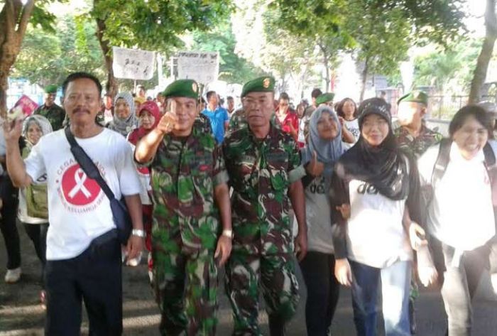 Peringati Hari AIDS Sedunia, Pelajar Bersama TNI dan KPA Banyuwangi Gelar Jalan Kaki