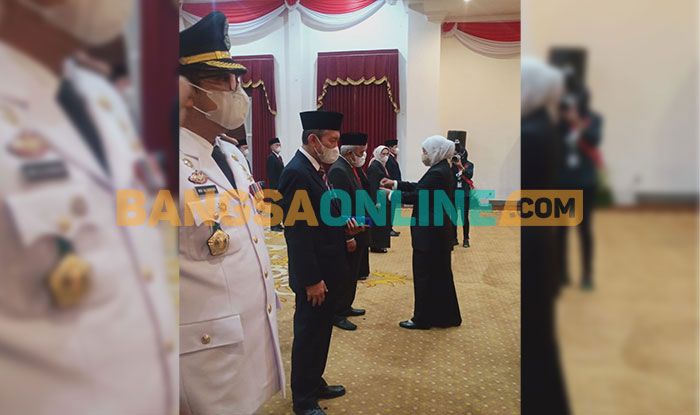 Gubernur Khofifah Beri Lencana Jer Basuki Mawa Beya Perak untuk 20 Pejabat di Pemprov Jatim