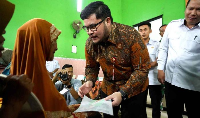 Bupati Kediri Serahkan 1.000 Sertifikat PTSL di Desa Tiron