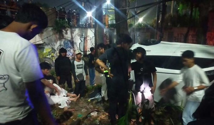 Honda Brio Terjun dari Flyover Gubeng, 2 Penumpang Selamat