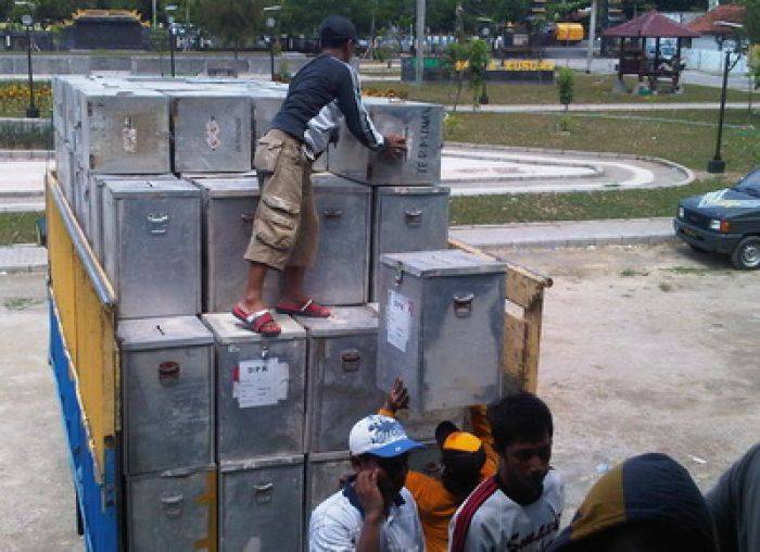 KPU Sampang Distribusikan Kotak Suara