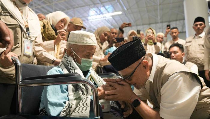 Menhaj Gus Irfan Lepas Kepulangan Perdana Jemaah Haji ke Tanah Air