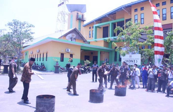 Kejari Bangil Musnahkan Barang Bukti Hasil Kejahatan Senilai Rp 1 Miliar