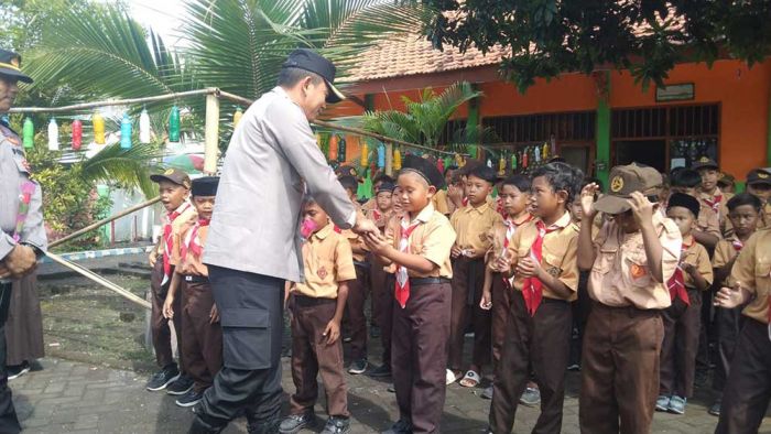 Kunjungi SDN Jabung Candi, Kapolres Probolinggo Bagikan Makan Bergizi Gratis