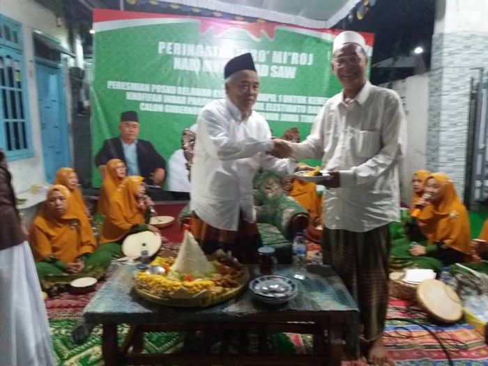 Hadirkan Kiai Asep, Wakil Ketua PWNU Jatim Jadikan Rumahnya Posko Khofifah-Emil