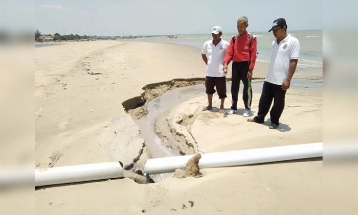 Buang Limbah Bau Busuk ke Laut, Perusahaan Pengolahan Ikan di Bancar Diprotes Warga