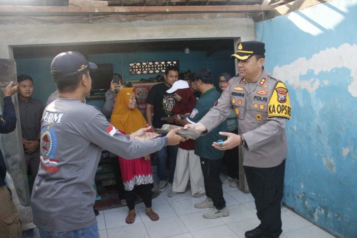 Polres Mojokerto Kota Salurkan Bantuan Bersih Rumah di Wates Polres Mojokerto Kota Salurkan Bantuan Bersih Rumah di Wates