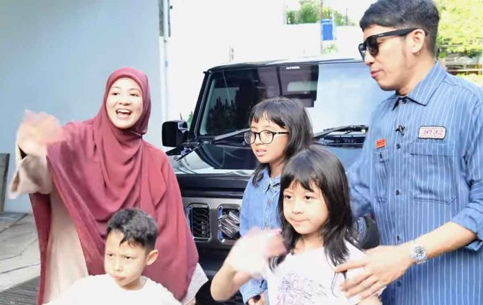 Desta Beli Jimny untuk Caca, Netizen Bilang Begini Desta Beli Jimny untuk Caca, Netizen Bilang Begini