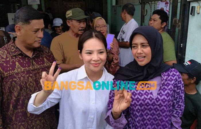 Gunakan Hak Pilihnya, Bunda Fey Didampingi Regina Jalan Kaki ke TPS 04