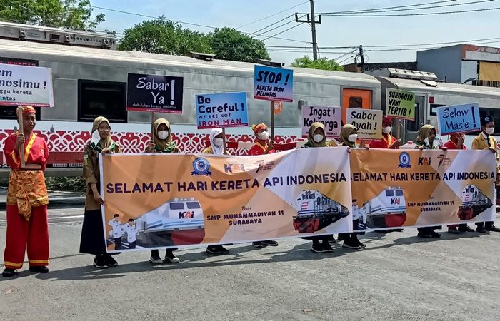 Sambut Hari Kereta Api Nasional, SMPM 11 Surabaya Imbau Keselamatan Pengendara di Perlintasan KA