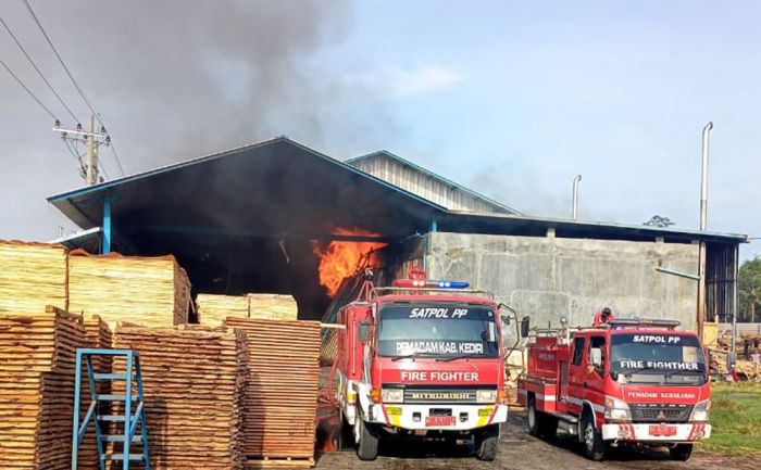 Gudang Kayu di Kediri Terbakar, Pemilik Rugi Ratusan Juta Rupiah