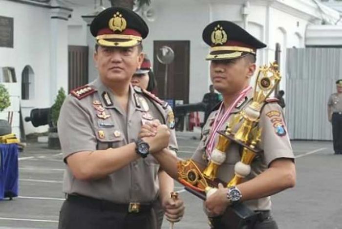 Kapolrestabes Surabaya Beri Penghargaan kepada 10 Kapolsek Terbaik