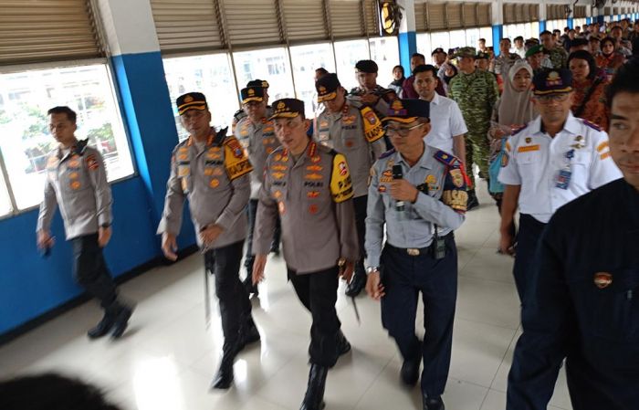 Kunjungi Purabaya, Kapolri Listyo Sigit Pastikan Sopir Bus Bebas Narkoba dan Armada Layak Jalan