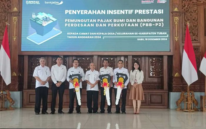 BPKPAD Tuban Serahkan Insentif Prestasi Pemungut PBB-P2 untuk Kecamatan Hingga Desa Tercepat