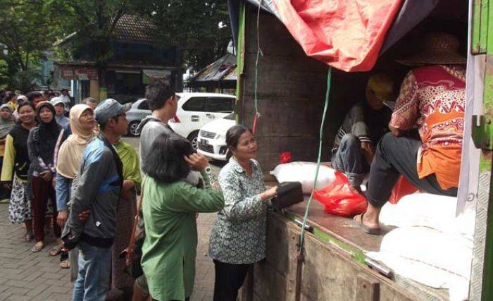 Cegah Sembako Operasi Pasar Diborong, Pembeli Diabsen Pakai Tinta