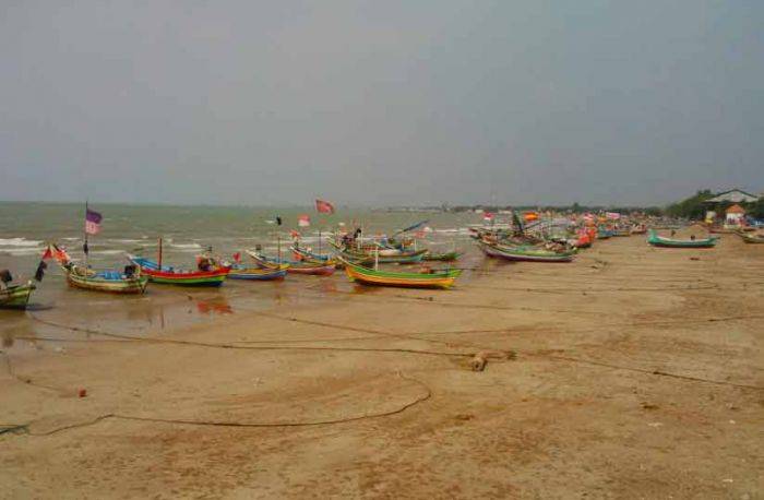 Ceceran Minyak Asal Pipa JOB PPEJ di Pantai Tuban Akhirnya Dibersihkan