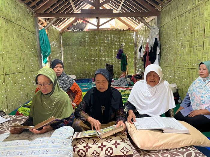 Pondok Ramadan Lansia di Talun Blitar, Semangat Belajar dan Berbagi Wanita Usia Senja