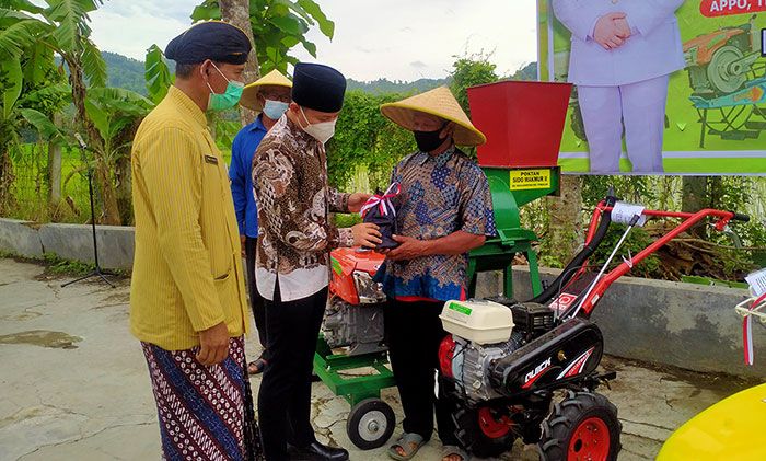 Sesuai Instruksi Presiden Jokowi, Bupati Trenggalek Salurkan Bantuan untuk Kelompok Petani Lokal