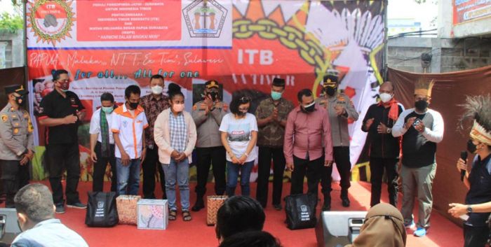 Ratusan Paket Sembako Dibagikan kepada Masyarakat Indonesia Timur yang Berdomisili di Kota Surabaya