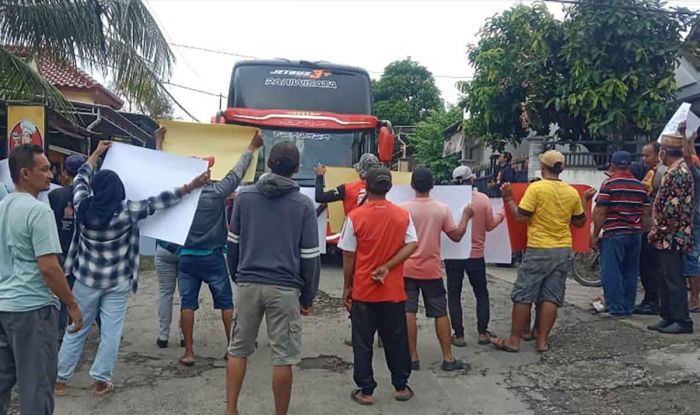 Warga Dalegan Gresik Demo Kerusakan Jalan Akibat Dump Truk