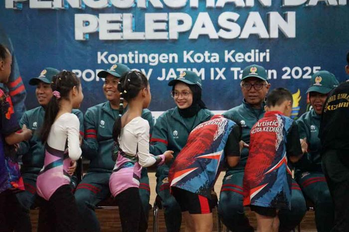 Wali Kota Kediri Kukuhkan dan Lepas 289 Atlet Porprov Jatim IX 2025, Targetkan Masuk Tiga Besar Wali Kota Kediri Kukuhkan dan Lepas 289 Atlet Porprov Jatim IX 2025, Targetkan Masuk Tiga Besar