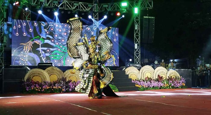 Ribuan Warga Padati Ringin Contong Carnival, Jombang Rayakan HUT ke-115 Penuh Budaya Ribuan Warga Padati Ringin Contong Carnival, Jombang Rayakan HUT ke-115 Penuh Budaya