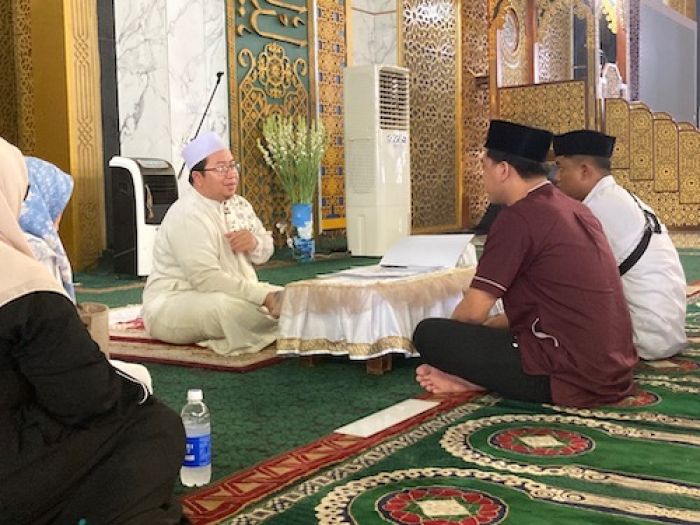 Yakini Kebenaran Islam, Dua Pemuda Resmi Mualaf dengan Bersyahadat di Masjid Al-Akbar Surabaya 