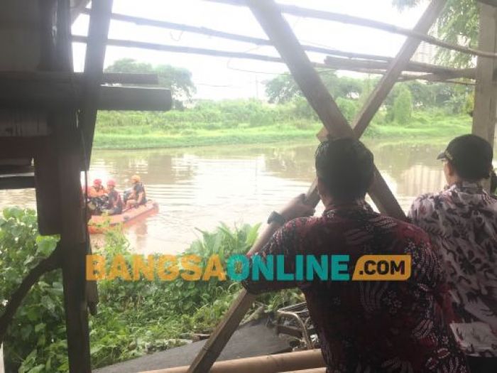 Siswi SMPN 30 Surabaya Tenggelam di Sungai Belakang Rumahnya saat Jemur Pakaian