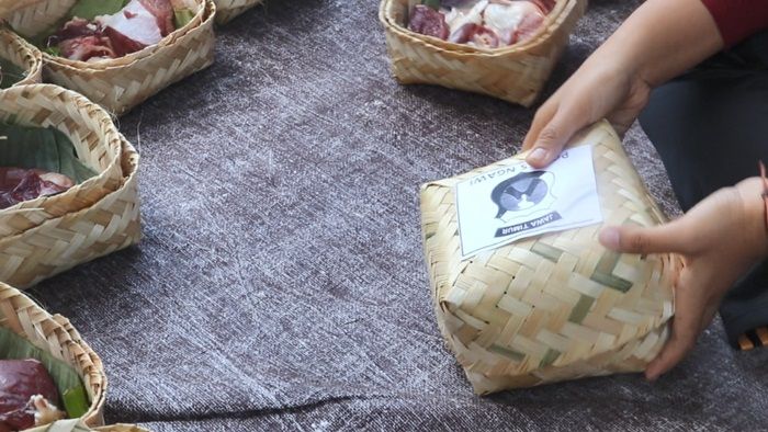 Idul Adha, Polres Ngawi Bagikan Ratusan Besek Daging Kurban ke Warga Sekitar
