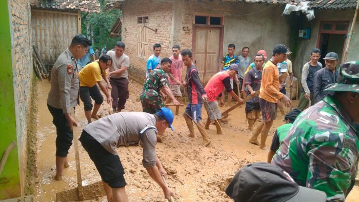 Polsek Sine Ngawi dan Tim Gabungan Kerja Bakti di Rumah Warga Terdampak Longsor