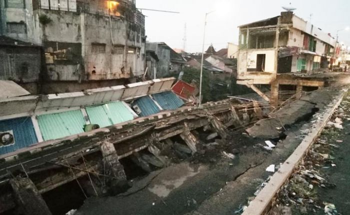 Sekitar 8 Bangunan Ruko Jompo Jember Ambruk